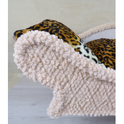 détail du canapé -fauteuil avec armature écru pour chien et chat avec un coussin amovible doux en léopard