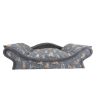 corbeille au confort d'un canapé pour chats réalisé en tissu gris avec des impressions de chats confortable comme un fauteuil