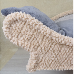 détail du petit fauteuil pour chiens et chats en tissu doux beige clair avec un coussin amovible en tissu polaire gris