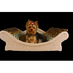 chien yorkshire sur un panier écru avec un coussin déhoussable en tissu polaire léopard