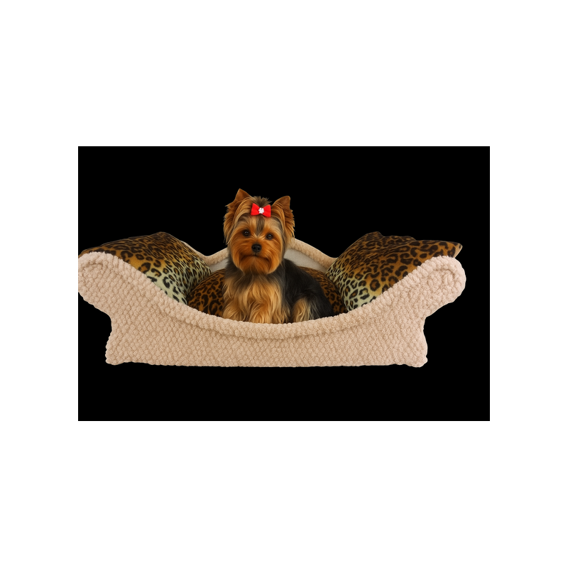 chien yorkshire sur un panier écru avec un coussin déhoussable en tissu polaire léopard