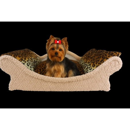 chien yorkshire sur un panier écru avec un coussin déhoussable en tissu polaire léopard