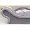 Détail du canapé élégant pour chat et chien avec une structure en tissu gris et un coussin gris et écru