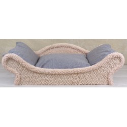 Canapé design raffiné pour offrir à votre félin un espace de repos luxueux.