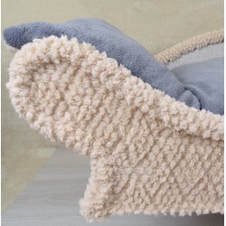 Zoom sur les autres détails du canapé élégant pour chat avec coussin épais en tissu d'ameublement épais. Confort optimal