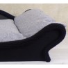 Zoom sur les détails d'une banquette noire et grise pour chien et chat qui conjugue design et bien-être.