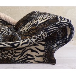 Détail du lit pour chien et chat en tissu patchwork imprimé en fourrure animalière conçu pour allier confort, douceur et design