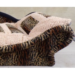 Zoom sur la banquette pour chat : confort, sécurité et style réunis en un seul produit avec effet léopard luxueux