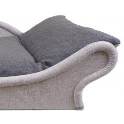 Détail du fauteuil pour petits chiens et chats-armature du canapé en tissu écru avec un coussin gris