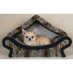 Chien chihuahua dans un canapé en tissu polaire douillet imitation fourrure