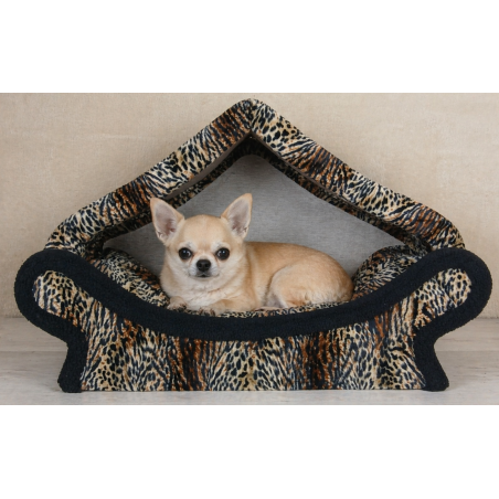 Chien chihuahua dans un canapé en tissu polaire douillet imitation fourrure