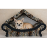 Chien chihuahua dans un canapé en tissu polaire douillet imitation fourrure