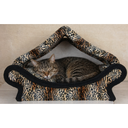 Chat tigré  dans un canapé en tissu polaire douillet chaleureux imitation fourrure