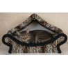 Chat tigré  dans un canapé en tissu polaire douillet chaleureux imitation fourrure
