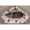 Chat dans un dôme maisonnette en forme de niche : le tissu est beige clair avec des impressions