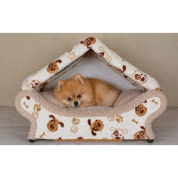 Loulou de Poméranie dans un dôme maisonnette en forme de niche