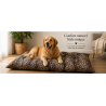Avec son imprimé léopard raffiné, ce coussin pour chien  devient un véritable élément décoratif.
