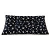 Coussin de sol noir avec des impressions de pattes et d'os pour chien