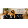 Chien golden sur un tapis en tissu douillet avec des impressions de pattes et d'os
